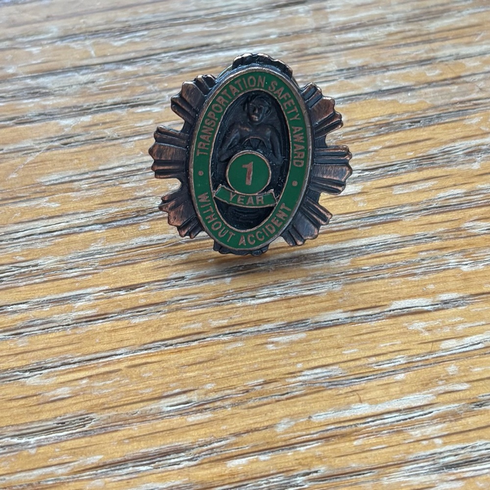 VINTAGE TRANSPORTATION SAFETY ONTARIO AWARD PIN 1 YEAR WITHOUT ACCIDENT